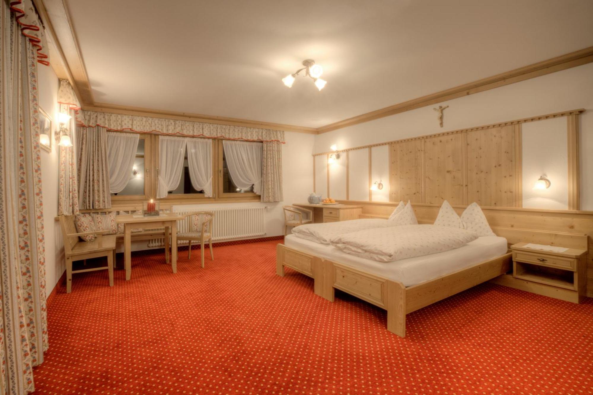Hotel Ciasa Ai Pini San Cassiano  Eksteriør bilde