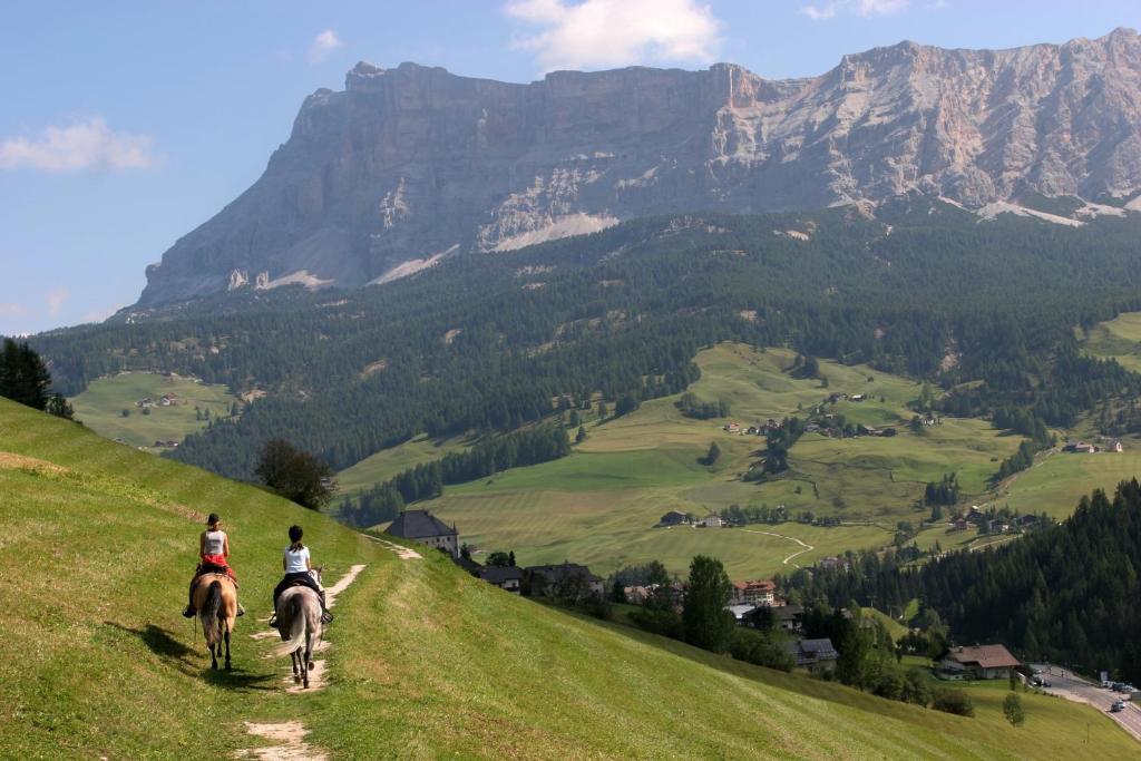 Hotel Ciasa Ai Pini San Cassiano  Eksteriør bilde