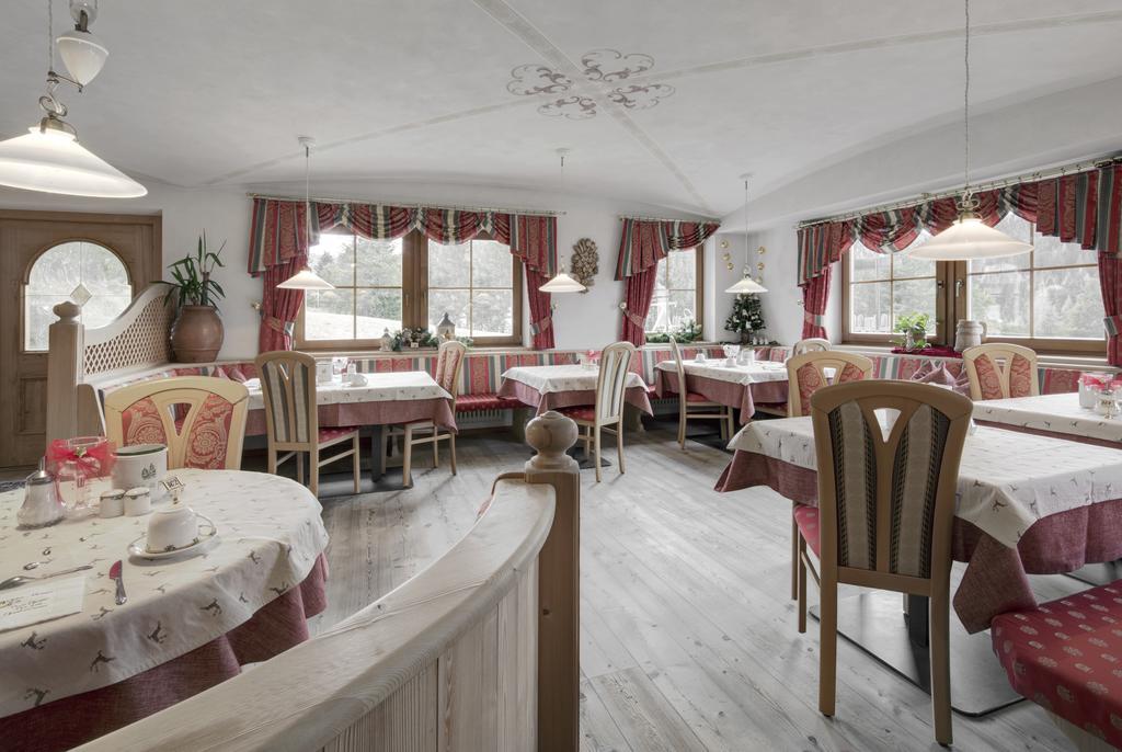 Hotel Ciasa Ai Pini San Cassiano  Eksteriør bilde