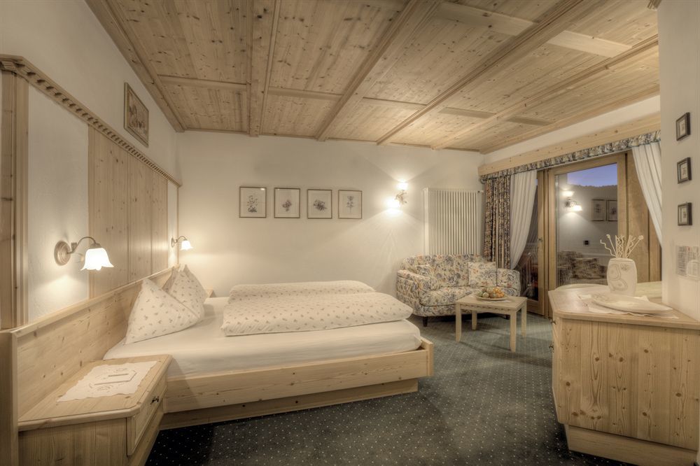 Hotel Ciasa Ai Pini San Cassiano  Eksteriør bilde