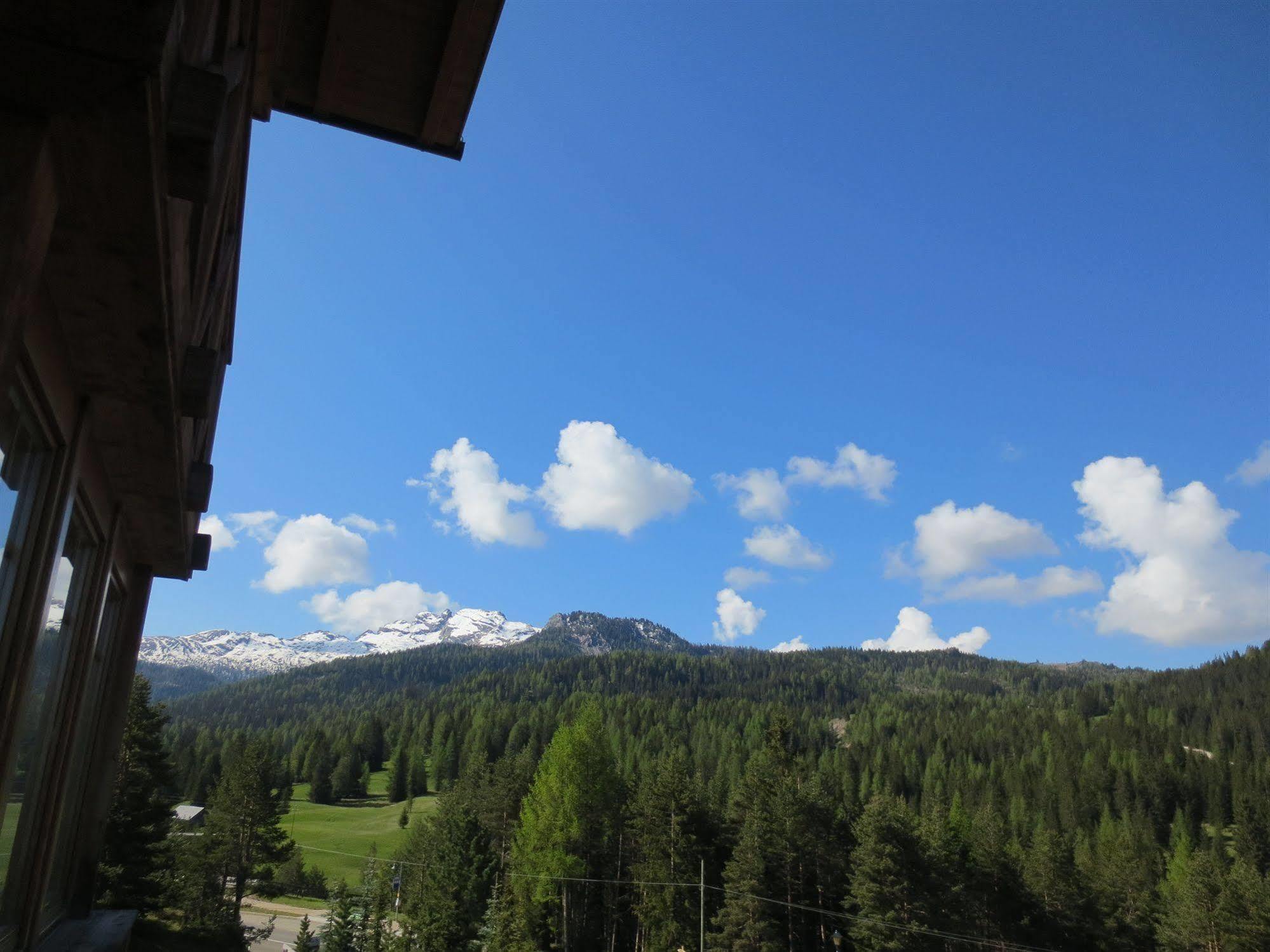 Hotel Ciasa Ai Pini San Cassiano  Eksteriør bilde
