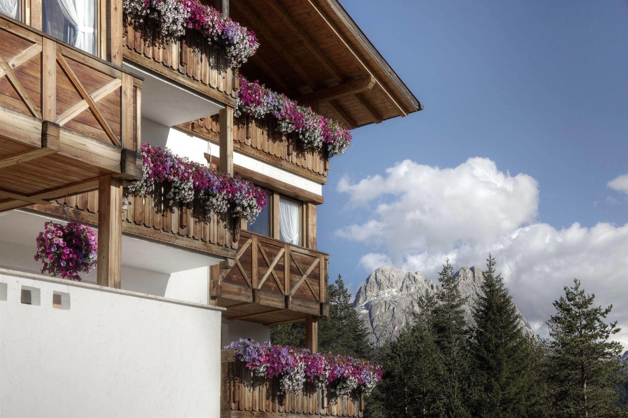 Hotel Ciasa Ai Pini San Cassiano  Eksteriør bilde