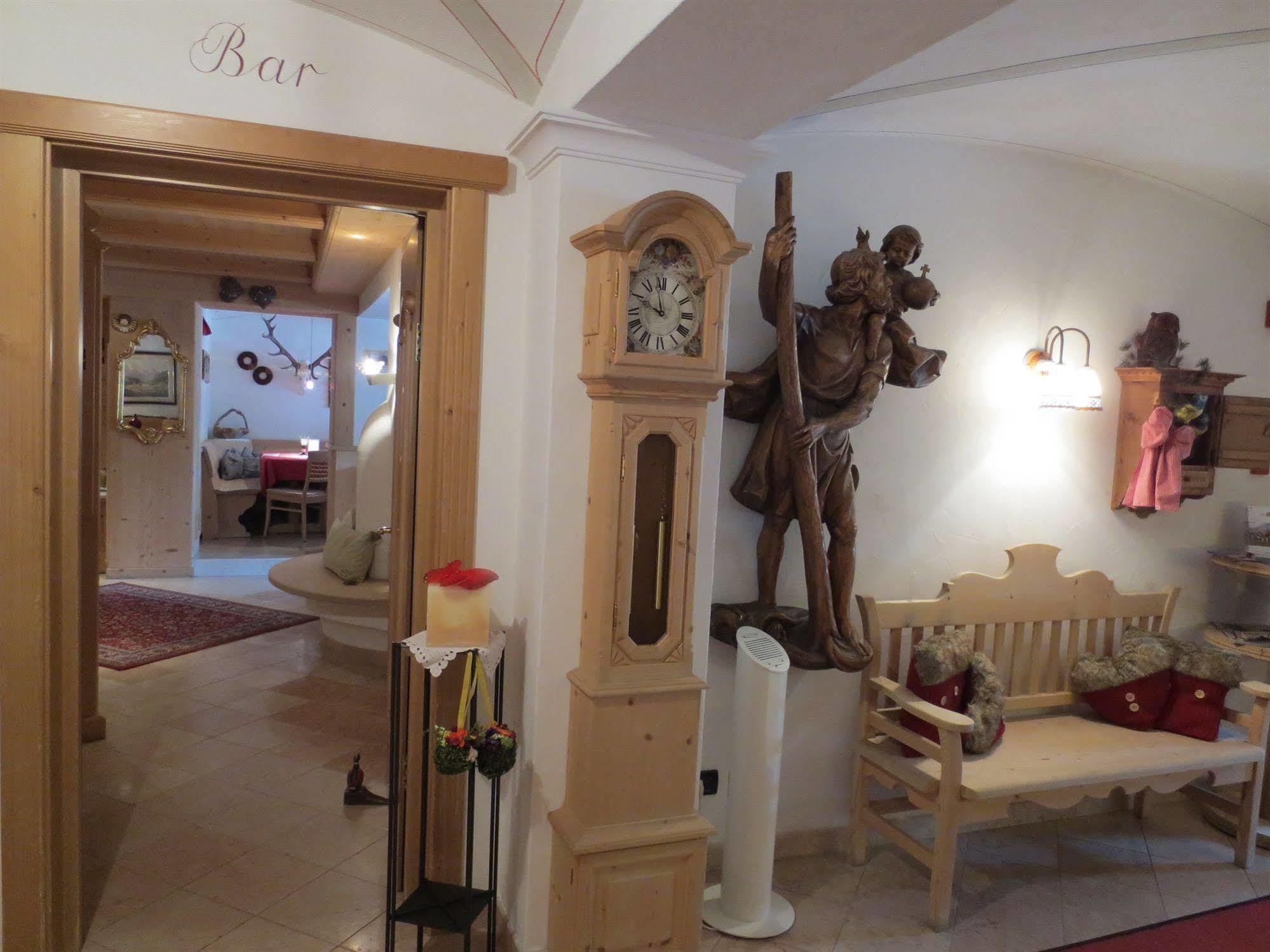 Hotel Ciasa Ai Pini San Cassiano  Eksteriør bilde