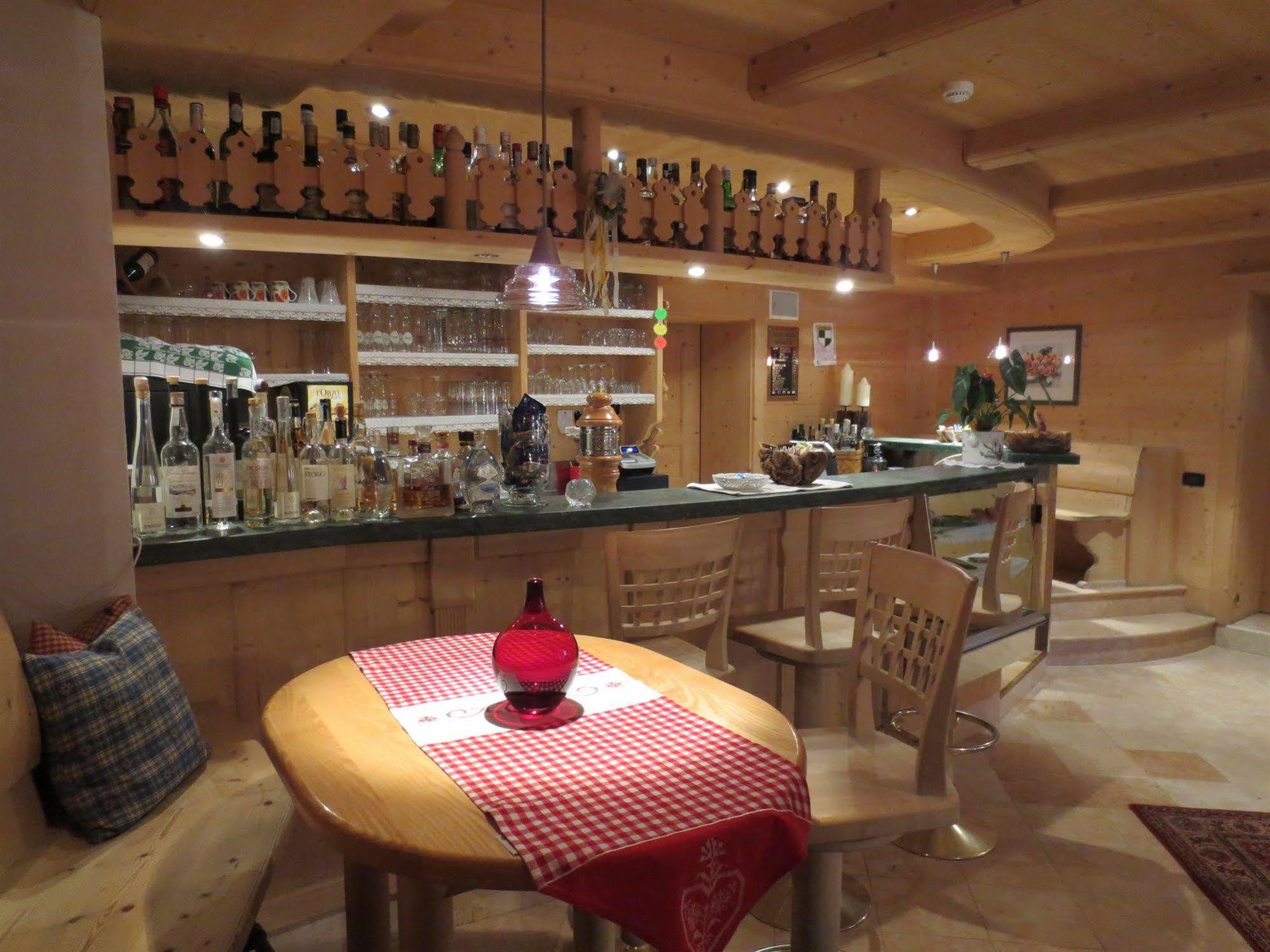Hotel Ciasa Ai Pini San Cassiano  Eksteriør bilde
